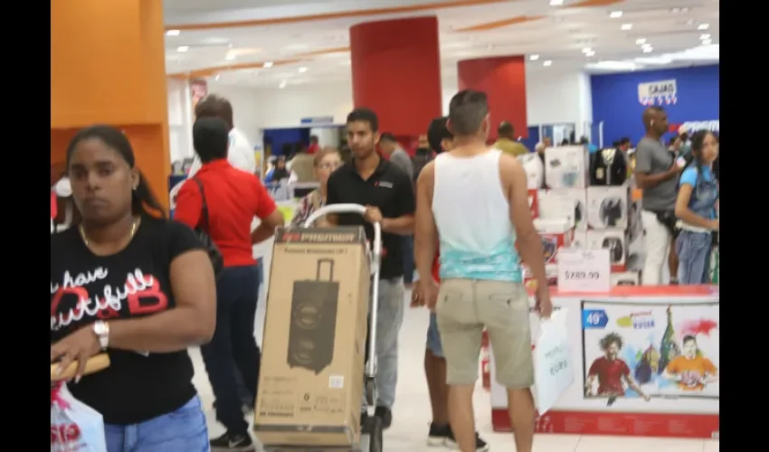 Foto ilustrativa de las persoFoto ilustrativa de las personas realizando las compras en el Black Weekend.nas realizando las compras.