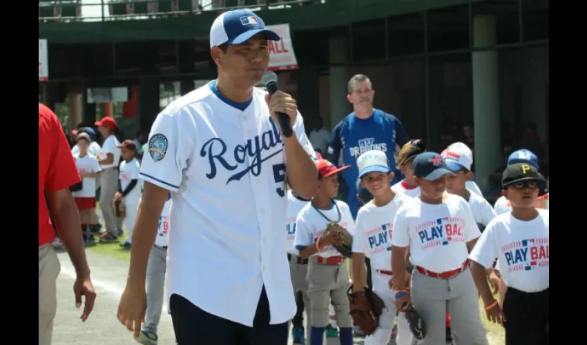 Bruce Chen durante la clínica de béisbol "Play Ball" de las Grandes Ligas. Anayansi Gamez