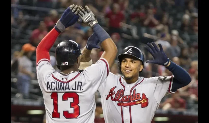 Johan Camargo (dcha.) está en su segunda temporada con los Bravos de Atlanta. AP