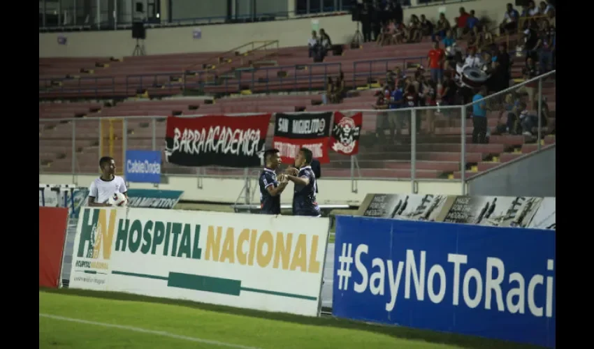 Pocos fanáticos asisten a los partidos. Foto: Anayansi Gamez 