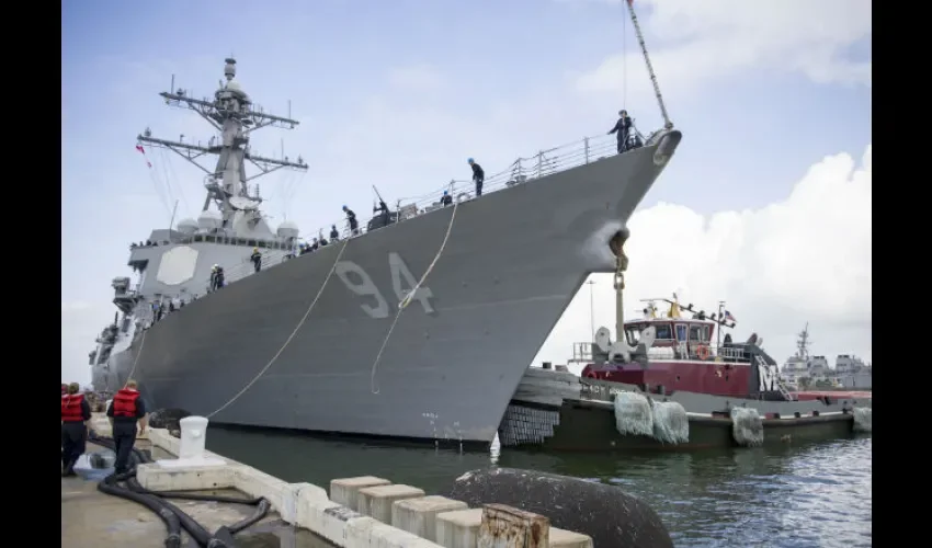 Casi 30 barcos de guerra partieron a mares libre de tormentas. 