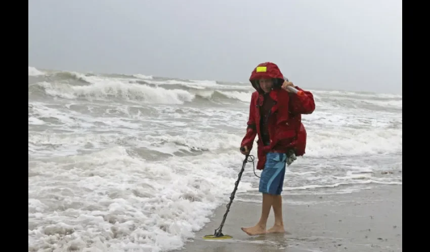 El viento y el fuerte oleaje ha hecho que se evacuen las embarcaciones. 