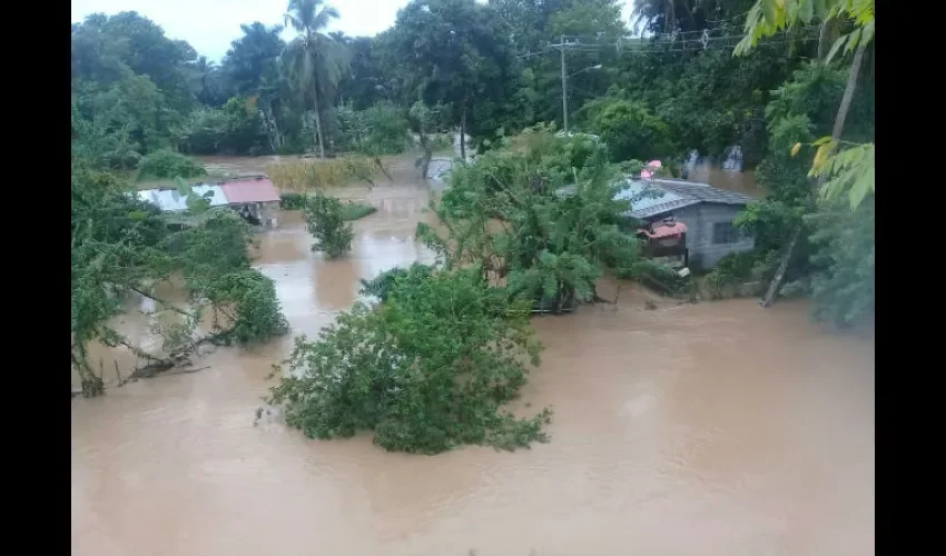 La inundación afectó los llanos del área y la sala comunal.