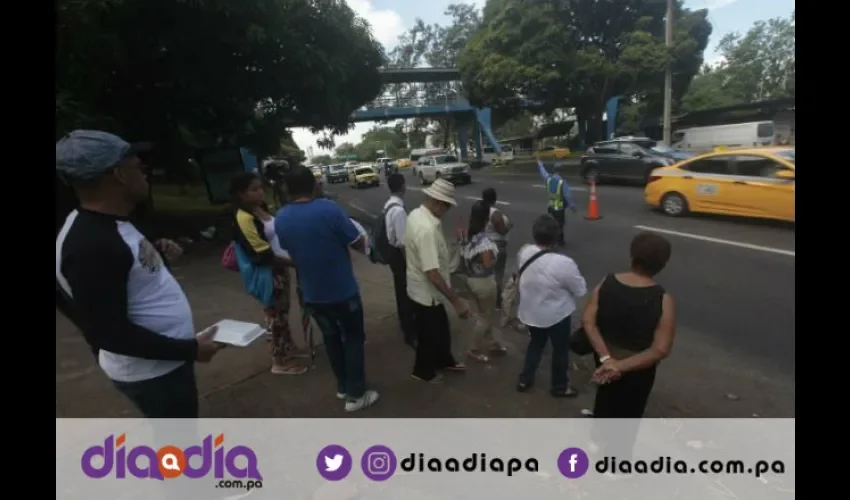 Los peatones están  cruzando debajo de la estructura. Foto: Roberto Barrios