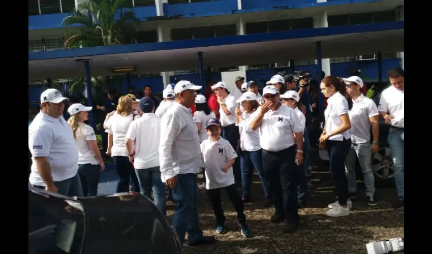 Simpatizantes de Nito Cortizo lo esperan con ansias en su centro de votación. Foto: Luis Ávila