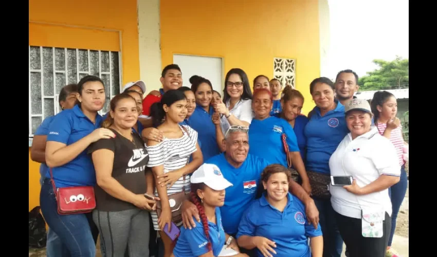 Foto ilustrativa de Zulay junto a simpatizantes en Las Garzas. Foto: Adiel Bonilla. 