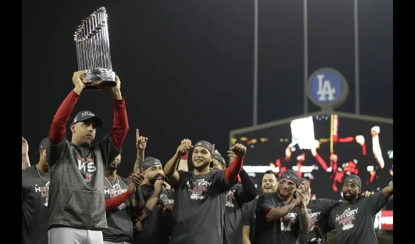 Alex Cora celebrando junto al equipo./AP