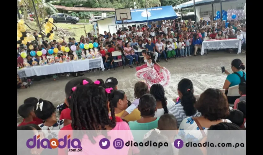 La comunidad educativa se unió para realizar la fiesta de aniversario. Foto: Jesús Simmons