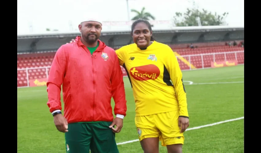 Yenith Bailey junto al entrenador de porteros Angelo Williams. Foto: Anayansi Gamez