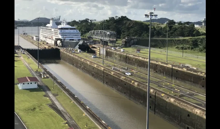 Iniciando su paso por las Esclusas de Miraflores. Foto: Cortesía