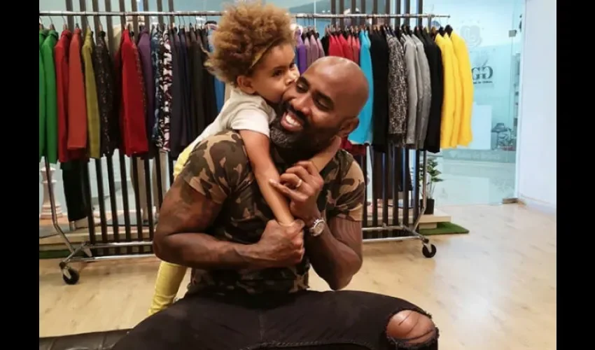 Felipe Baloy junto a su hija más pequeña, Sofia. Foto: Instagram