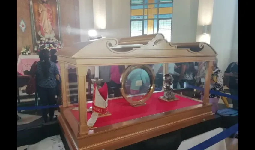 Durante la eucaristías celebrada este domingo en la Basílica Menor Don Bosco, los fieles se acercaron a la reliquia de primer grado de Romero, traída por una comisión del Arzobispado de El Salvador a Panamá para la JMJ 2019. Foto: Alfredo Mitre