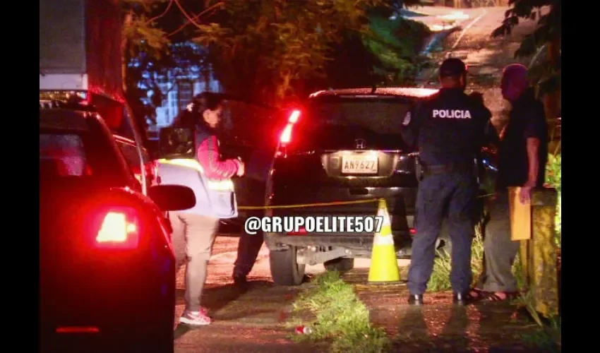 Ministerio Público y la Policía en el lugar donde dejaron el auto. Foto: Cortesía