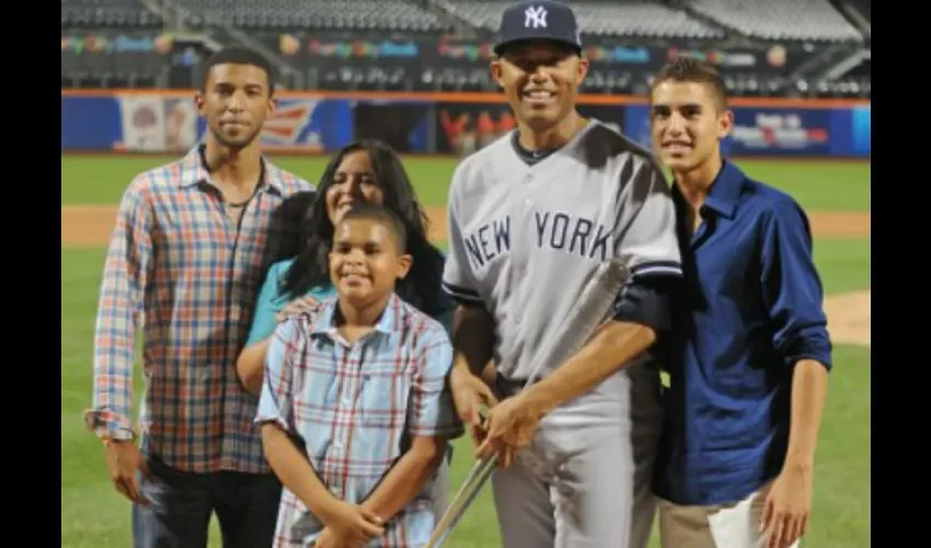 Mariano Rivera junto a su esposa y tres hijos./Internet