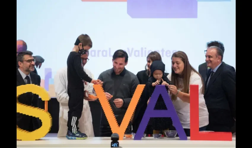  El jugador del FC Barcelona, Leo Messi (c), durante el acto de colocación de la primera piedra del futuro Pediatric Cancer Center Barcelona. Foto:EFE