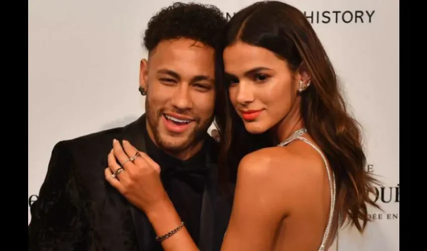 Neymar junto a Bruna Marquezine.