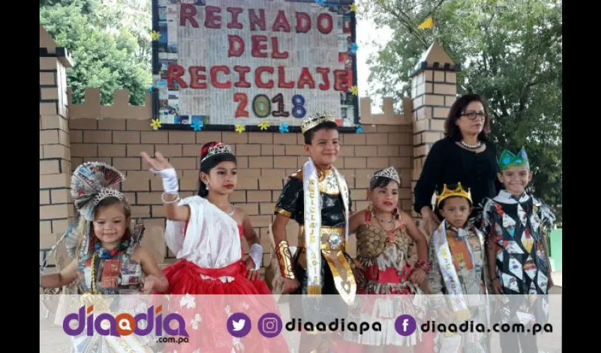 María García y Ariel Navas, monarcas del Reinado del Reciclaje 2018, junto a su corte real.