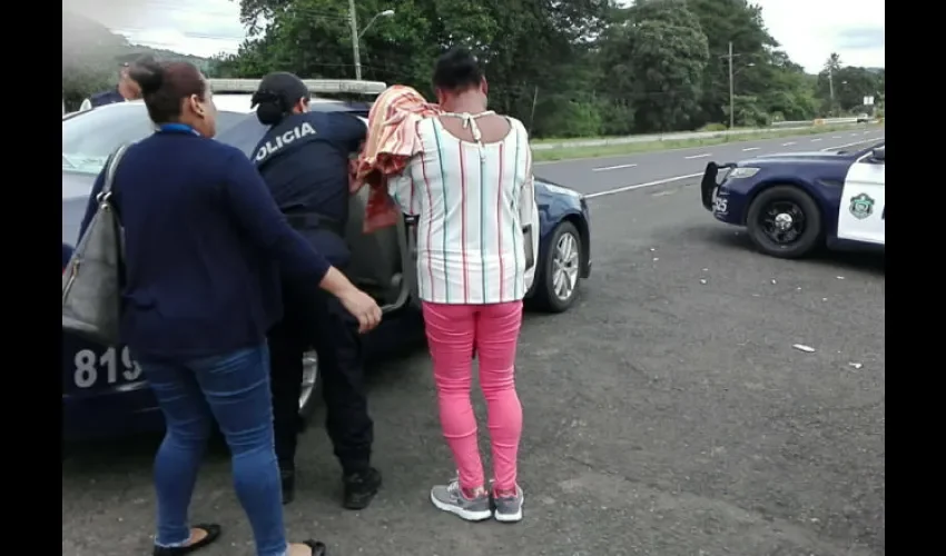 Su abuela lo trasladó hasta el auto. Foto: Eric Montenegro