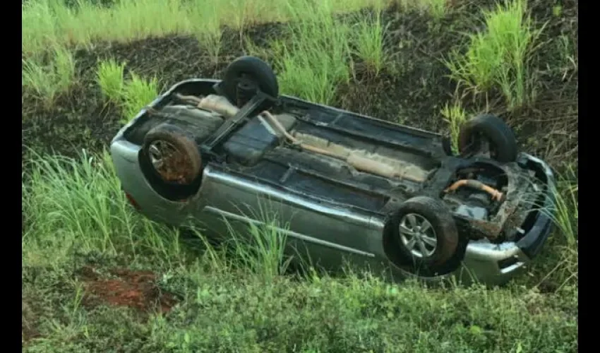 Camión se volcó en carretera Panamá-Colón.