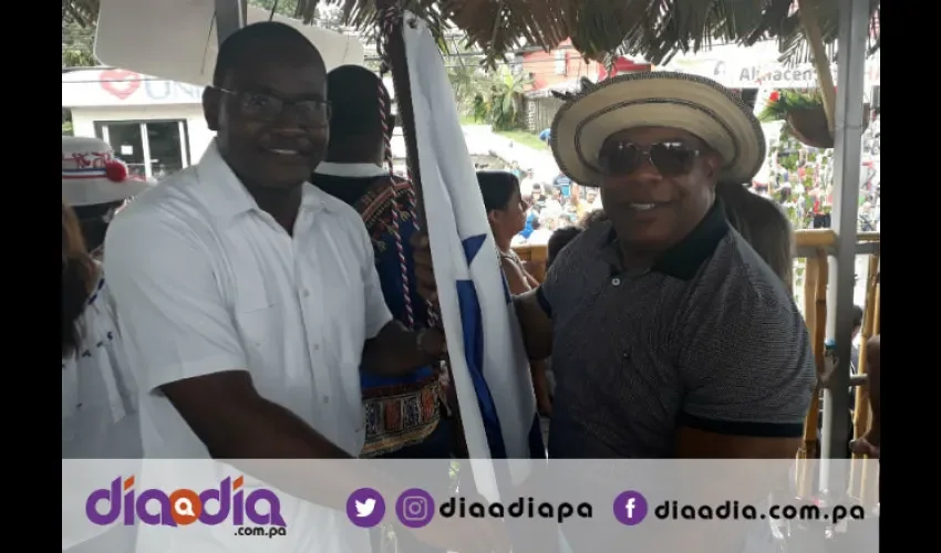 Buckannan recibiendo el pabellón nacional de manos de Luis Constante, representante de Pedregal. Foto: Jesús Simmons