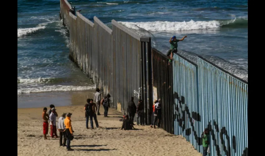 Algunos pasaron la noche en la playa. Foto: EFE