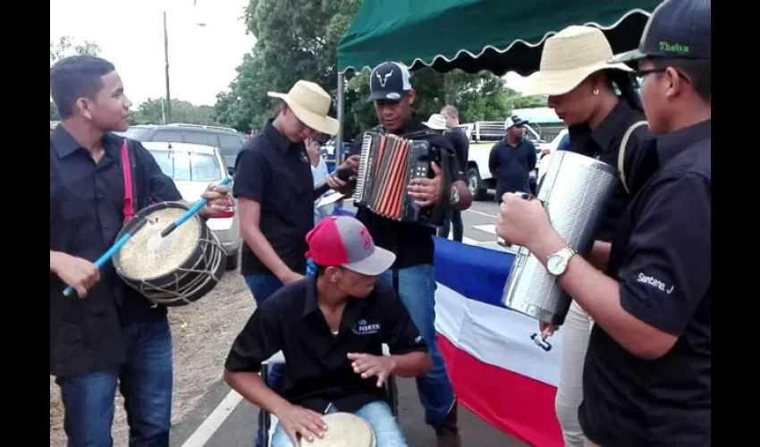 Foto ilustrativa de un conjunto poniendo el ritmo en el lugar. 