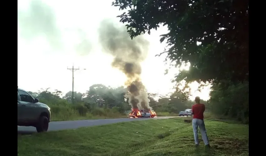 Foto ilustrativa del auto incendiado. 