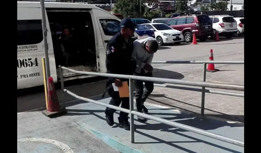 Llegada del imputado al Sistema Penal Acusatorio en La Chorrera. Foto: Eric Montenegro