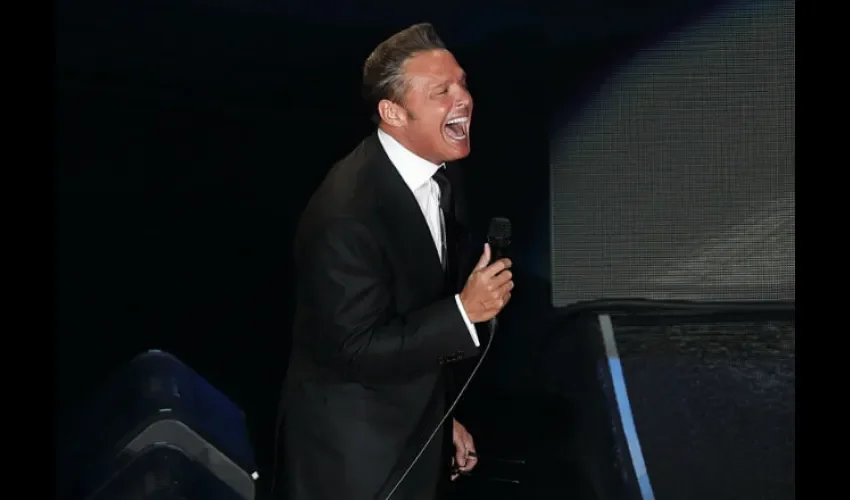 Luis Miguel besó al niño. Foto / Agencias.