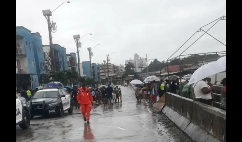 Sinaproc realiza búsqueda de adolescente que cayó al río Curundú.