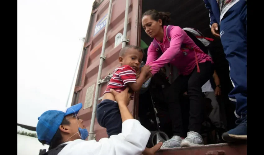 Caravana migrante llega a Guadalajara, punto intermedio hacia EE.UU.