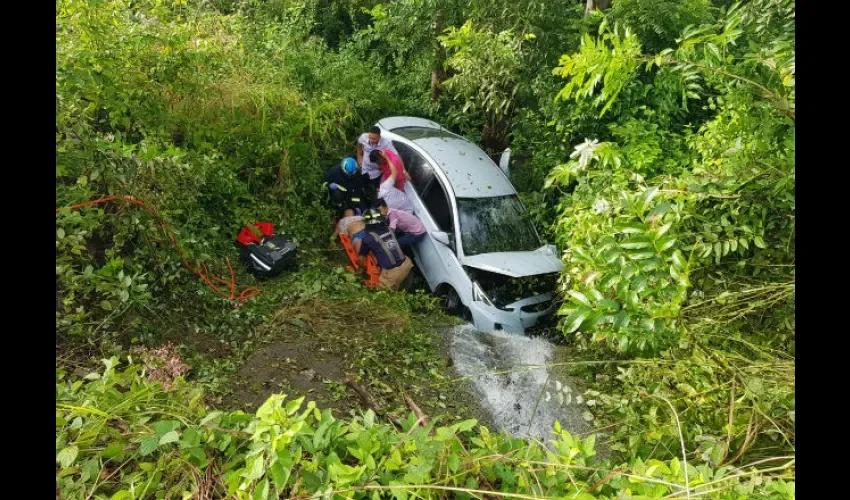 El auto se salió de la vía. Foto: Cortesía