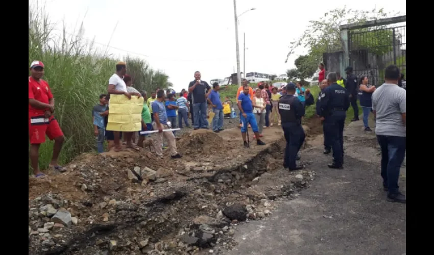 Moradores de Villa Milagros y Villa Magna protestan. 