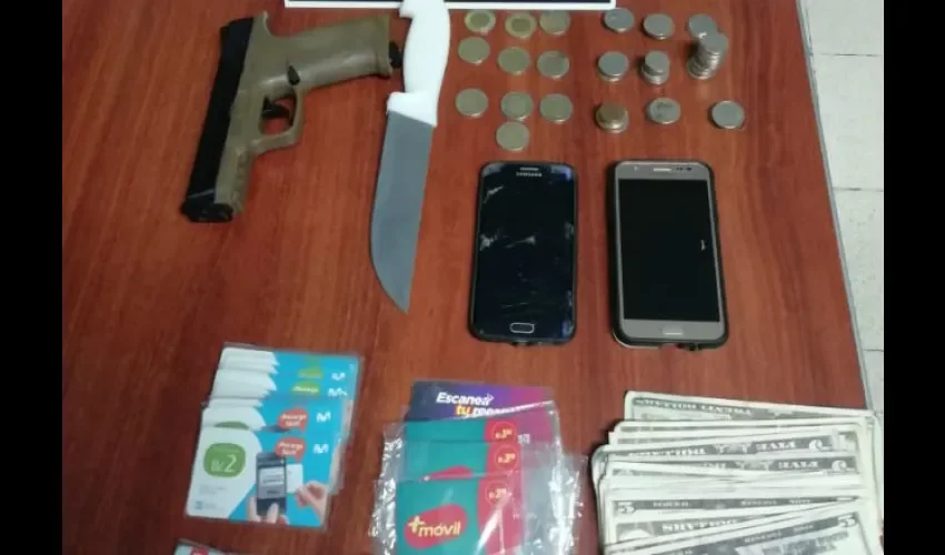 Arma de juguete y cuchillo en caso de asalto a minisúper Los Primos. Foto: Eric Montenegro