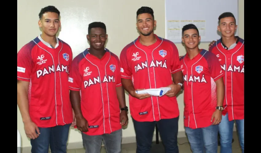 Jugadores de la selección sub-18 en la ceremonia de entrega del Pabellón Nacional.