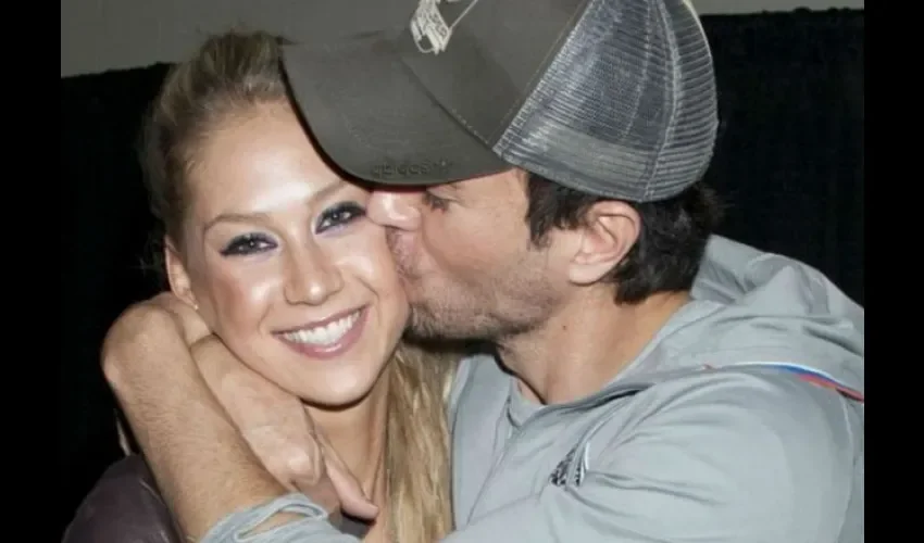 Anna Kúrnikova junto a Enrique Iglesias.