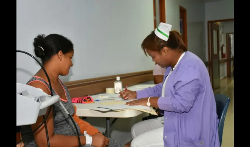 Foto ilustrativa de una paciente recibiendo atención médica. 