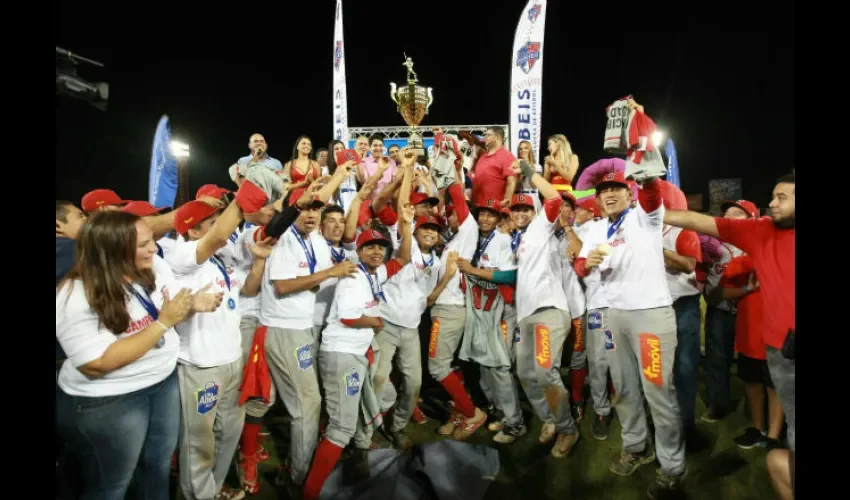 Novena de Coclé levanta el trofeo de campeón del torneo juvenil.