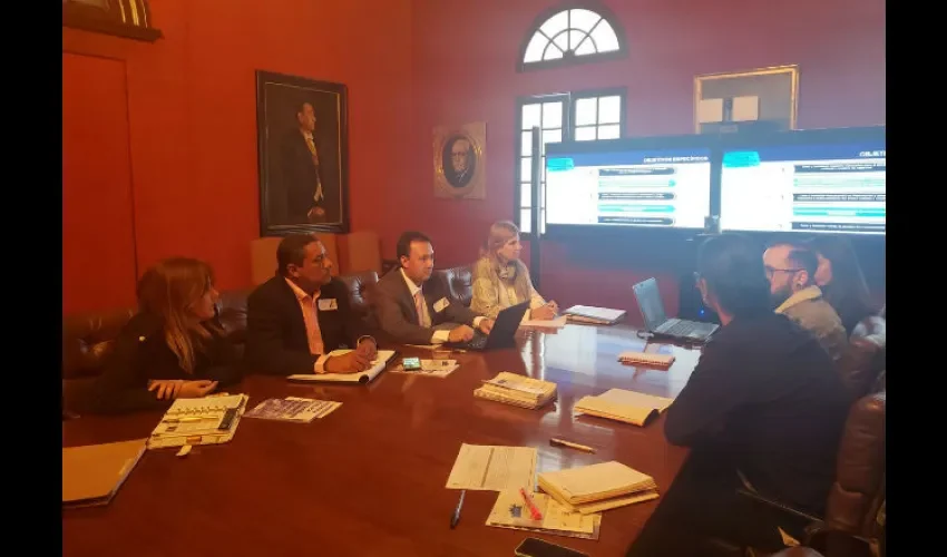 Foto ilustrativa de la reunión de un grupo de empresarios. Cortesía 