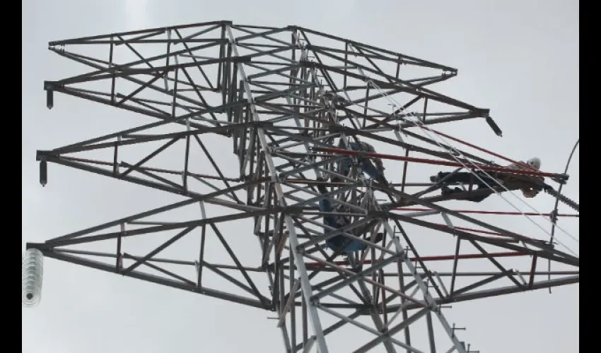 Foto ilustrativa de una torre de energía. 