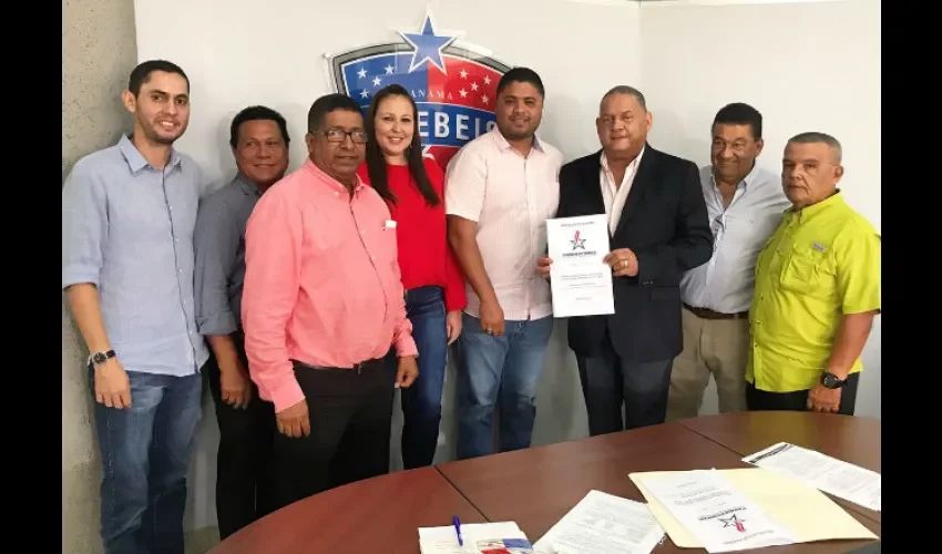  Benicio Robinson (c.) junto a los miembros de la Junta Directiva de la Fedebeis.