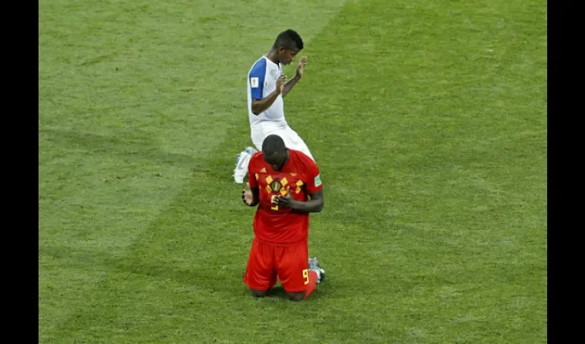 El defensor panameño Fidel Escobar (blanco) y el belga Romelu Lukaku.