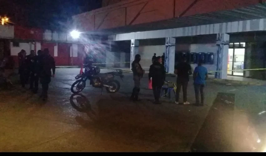 Su cuerpo quedó tendido afuera del supermercado. Foto: Cortesía