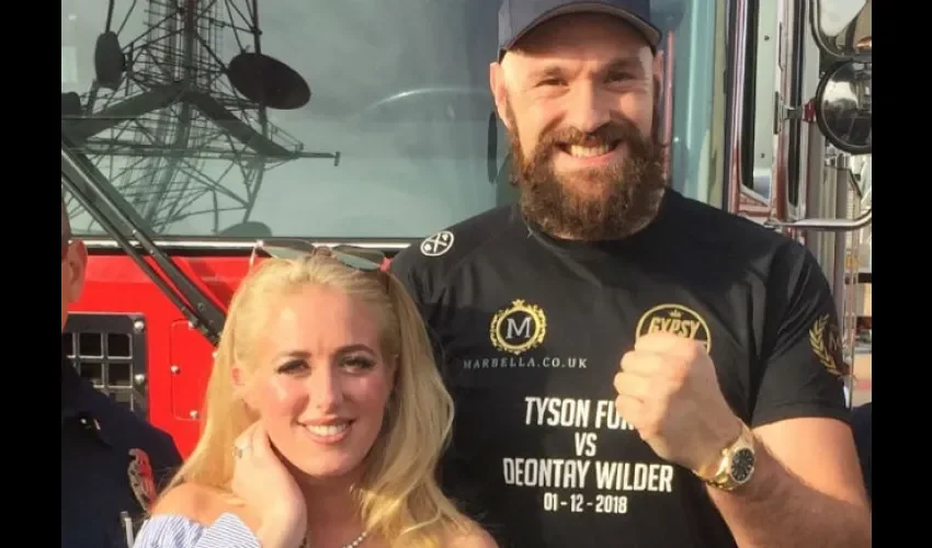 Tyson Fury junto a su esposa Paris./Instagram