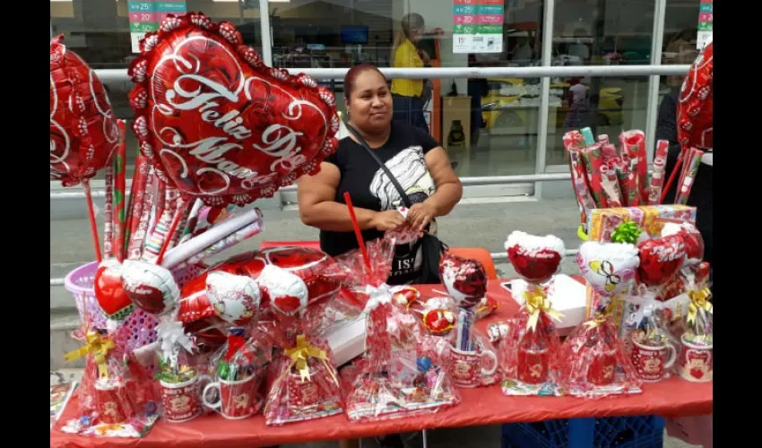 Ventas del Día de la Madre, panameños se las ingenian para sumar algo de dinero. Foto: Roberto Barrios 