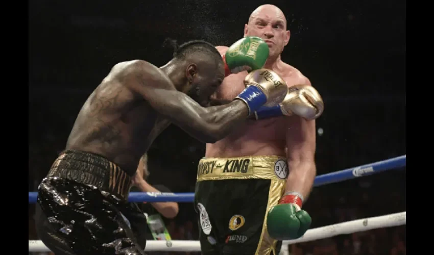 Deontay Wilder (dcha.) y Tyson Fury protagonizaron una de las mejores peleas del año./AP