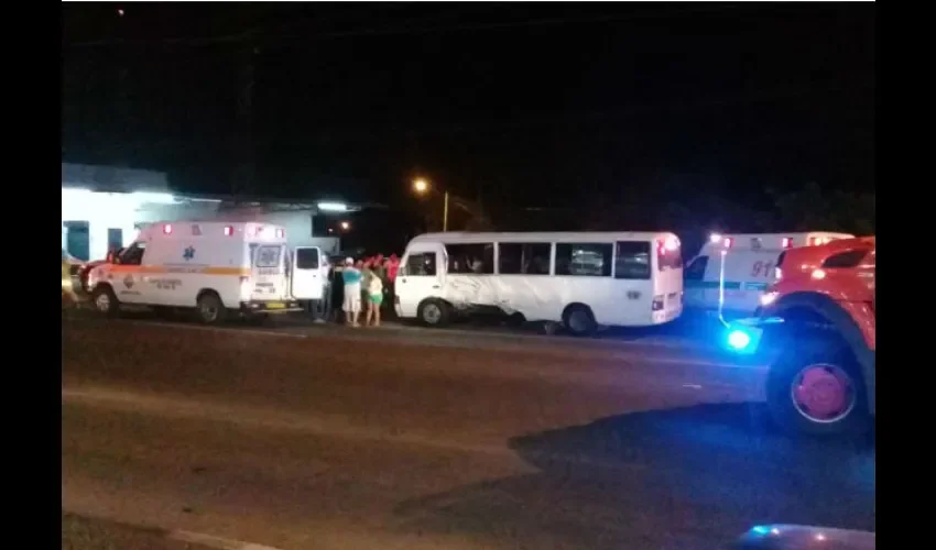 El coaster recibió un golpe en el costado. Foto: Cortesía