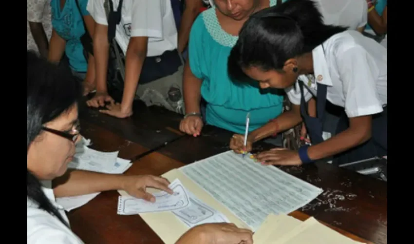 Estudiantes van seguir cobrando becas en 2019. Foto: Archivo