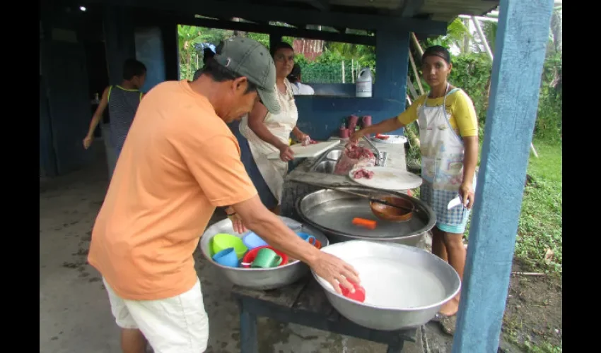 Padres y madres se organizan para cocinar. Foto: Diómedes Sánchez 