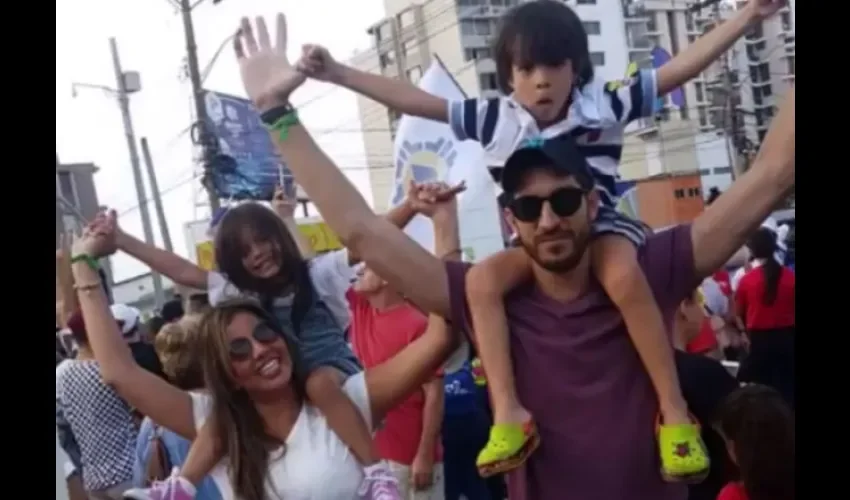 Jaime Penedo en compañía de su esposa y sus hijos, Matías y Kally.\Instagram